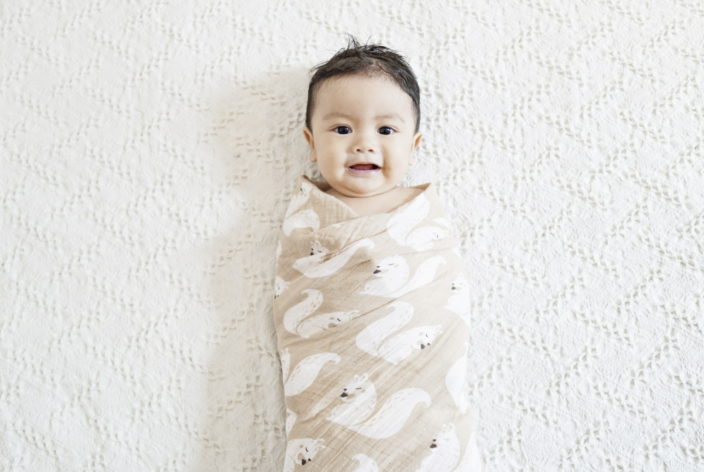 bedong bayi, risiko SIDS, cara aman bedong, Sudden Infant Death Syndrome, bayi tidur aman, Bunda, si Kecil